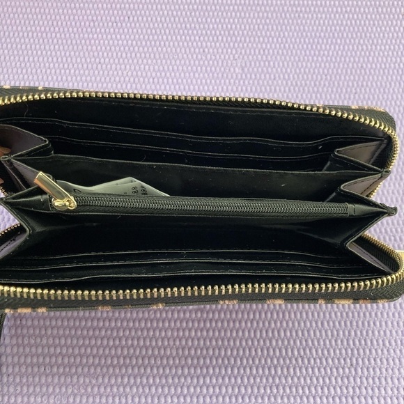 Cheetah Print 
ALDO Animal Print wallet With Detachable Strap Gold Colored ring - Picture 3 of 11